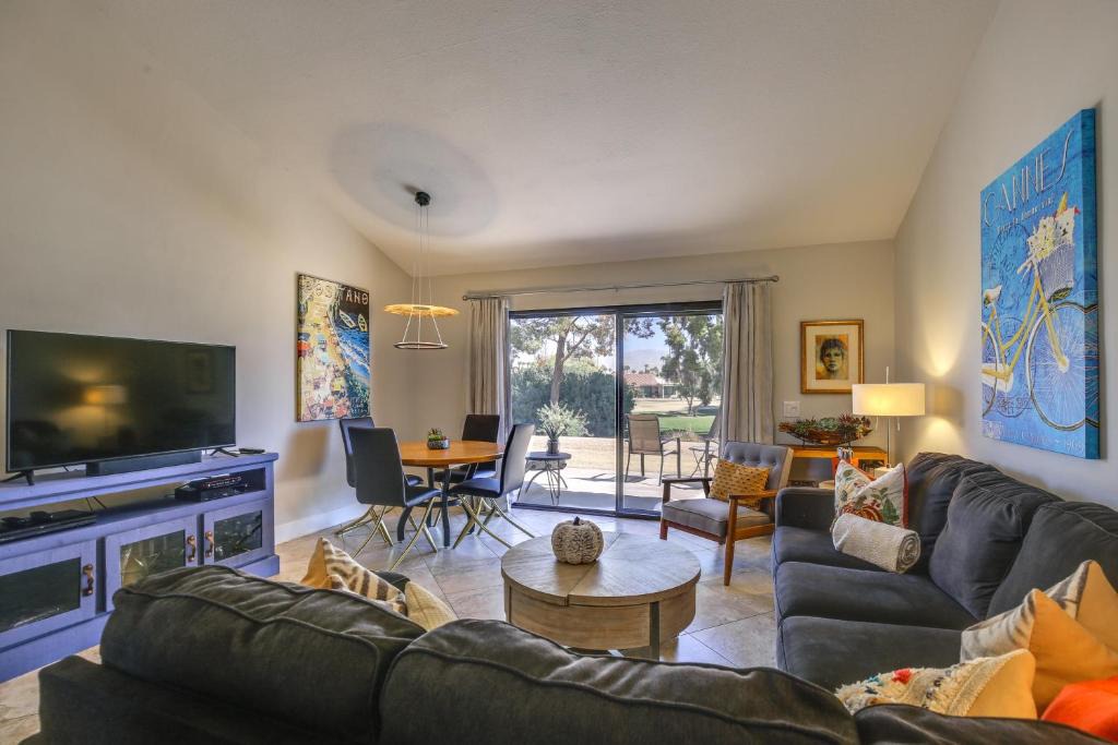 Palm Desert Apartment | Luxury Palm Desert Condo with Patio on Golf Course!