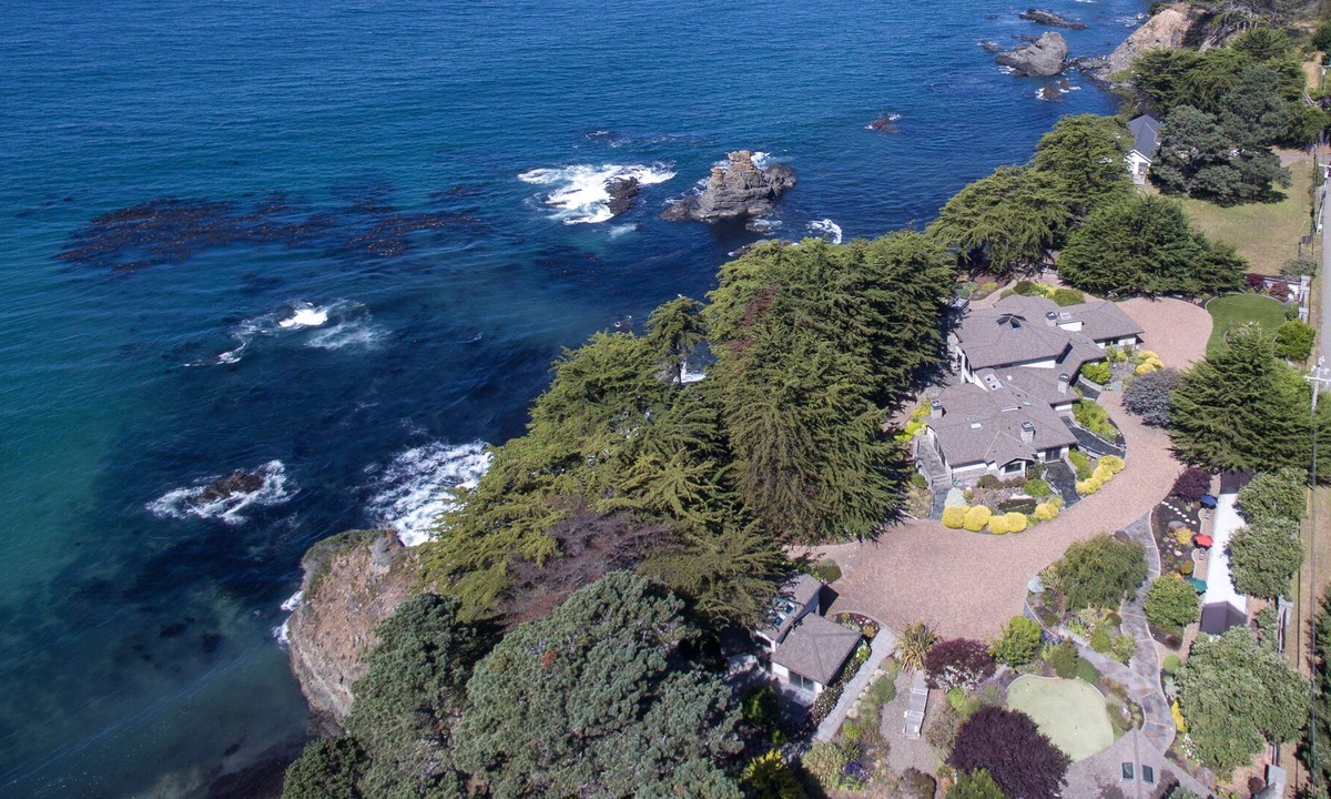 Gualala House | Luxury Private Retreat Waterfront Estate minutes to Sea Ranch golf course !