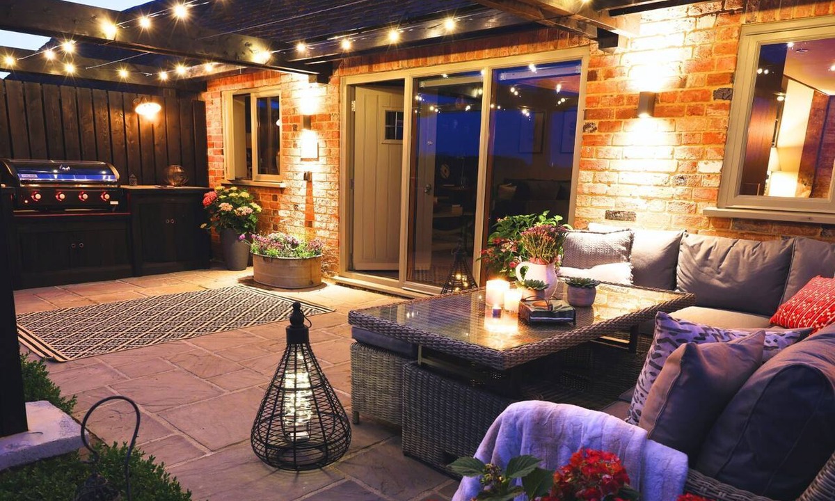 Quedgeley Cottage | Luxury Rural Barn with Hot Tub for Family & Friends
