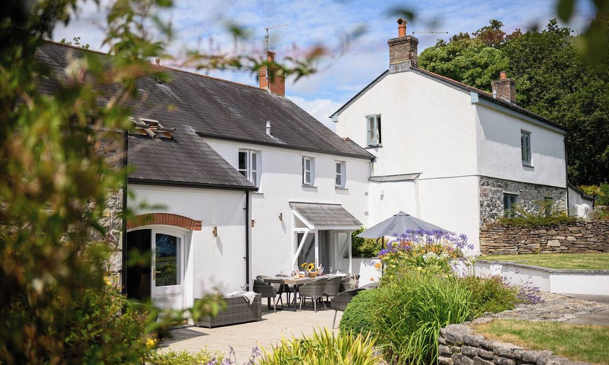Charlestown House | Luxury Sleeps-14 Family Home — Steps from UNESCO Charlestown Harbour