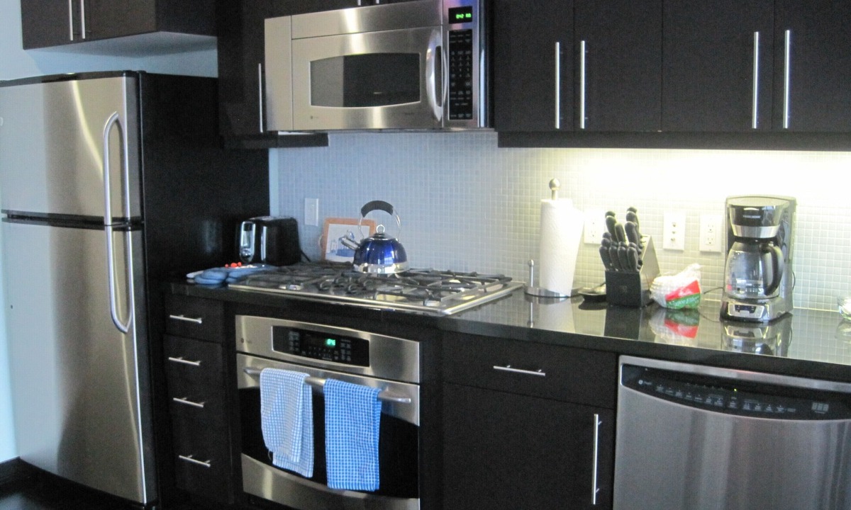 Financial District Apartment | Luxury Studio Condo - Excellent City Views. Includes Parking