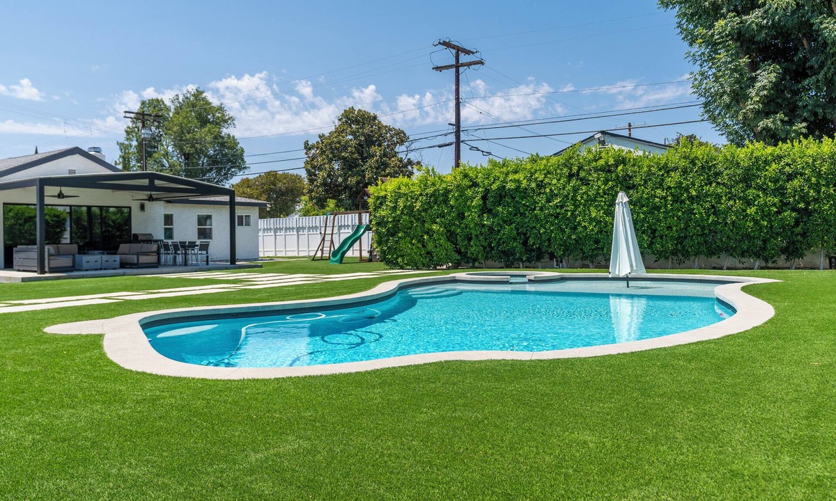 Lake Balboa Villa | Luxury Summer Getaway in Encino