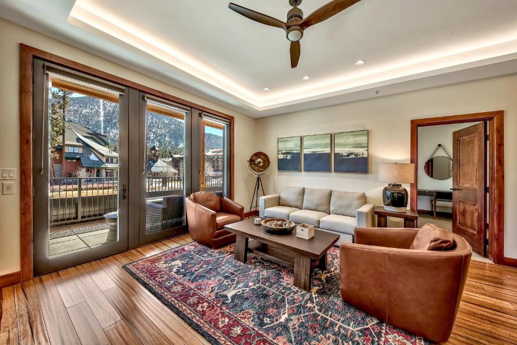 Lakeside Park Apartment | Luxury Three Bedroom Residence steps from Heavenly Village condo