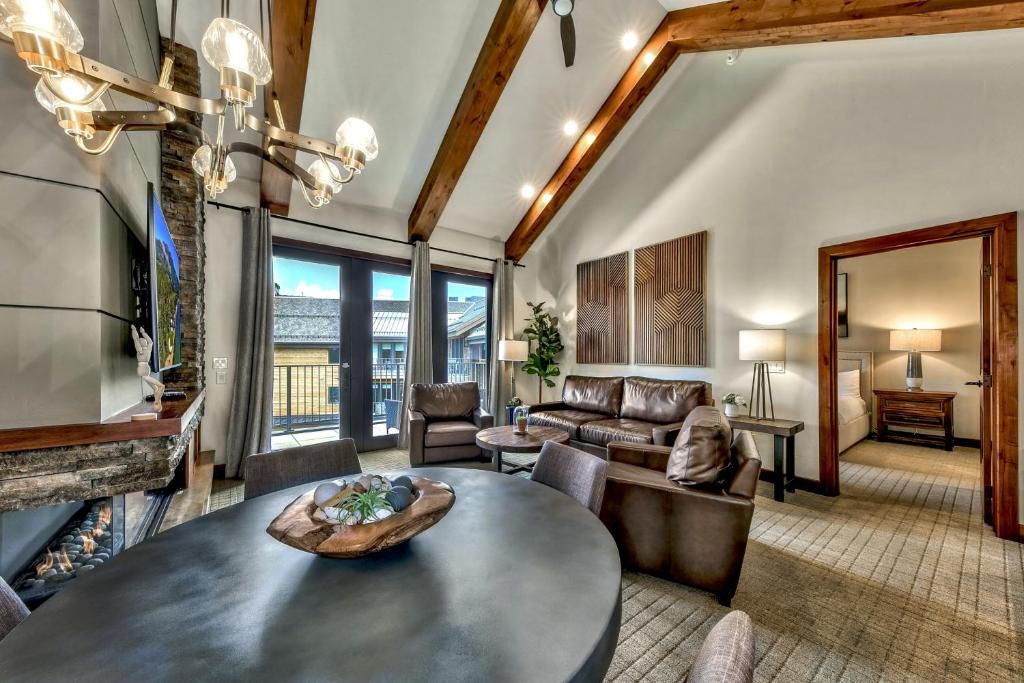 Lakeside Park Apartment | Luxury Two Bedroom Residence steps from Heavenly Village condo