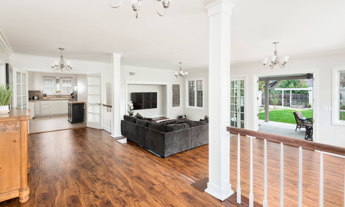 Riverside House | Majestic Family Home*Minutes to Downtown Riverside*Perfect for big groups*Clean