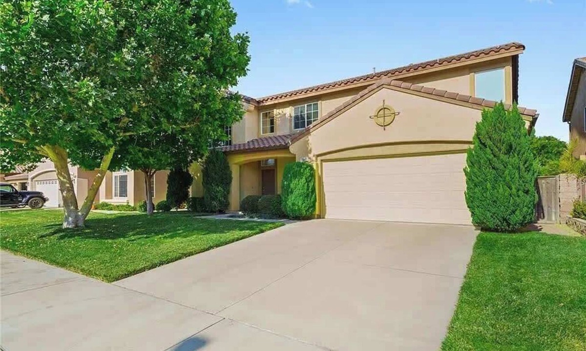 Eastvale House | @ Marbella Lane – Lit & Laid Back Eastvale Home