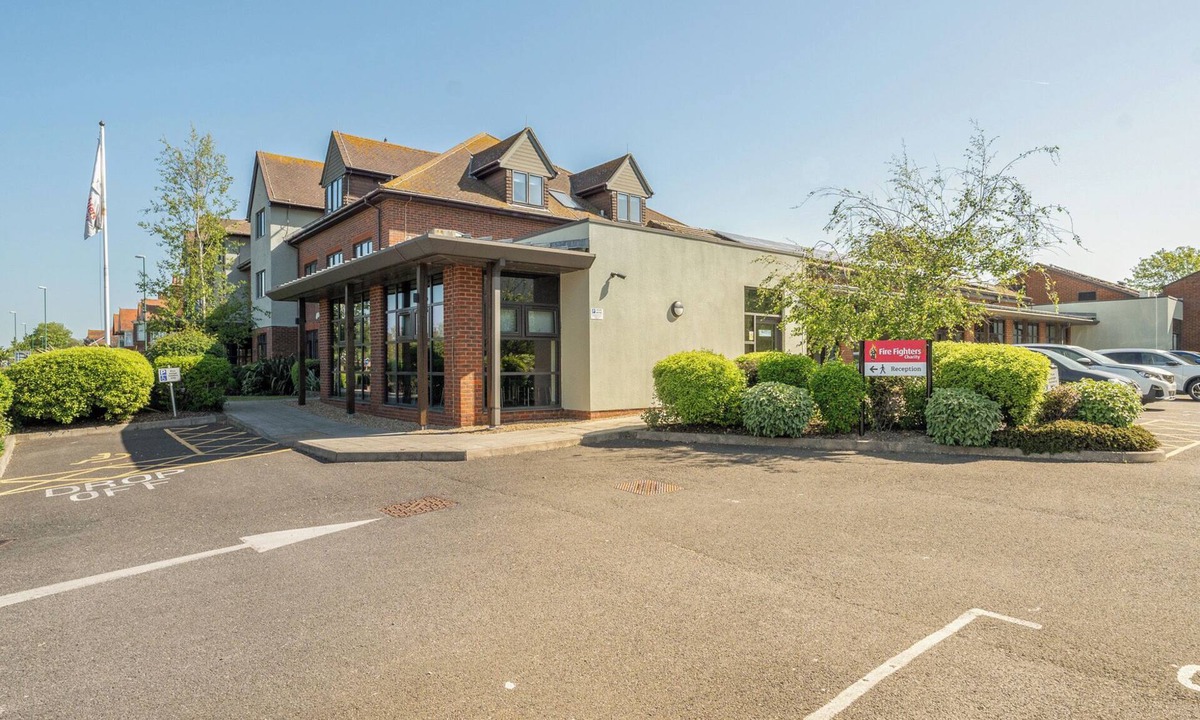 Littlehampton Cottage | MARINE COURT FIRST-FLOOR DOUBLE BEDROOM WITH BATHROOM in Littlehampton