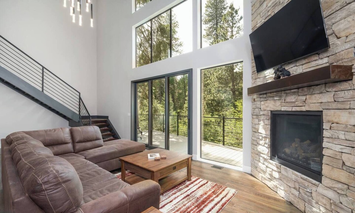 Fish Camp House | Mariposa Grove Creekside Retreat
