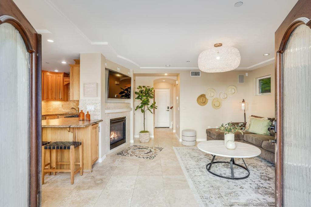 South Mission Beach House | Massive Dream Beach Home - Dog Friendly, AC, Steps2Sand