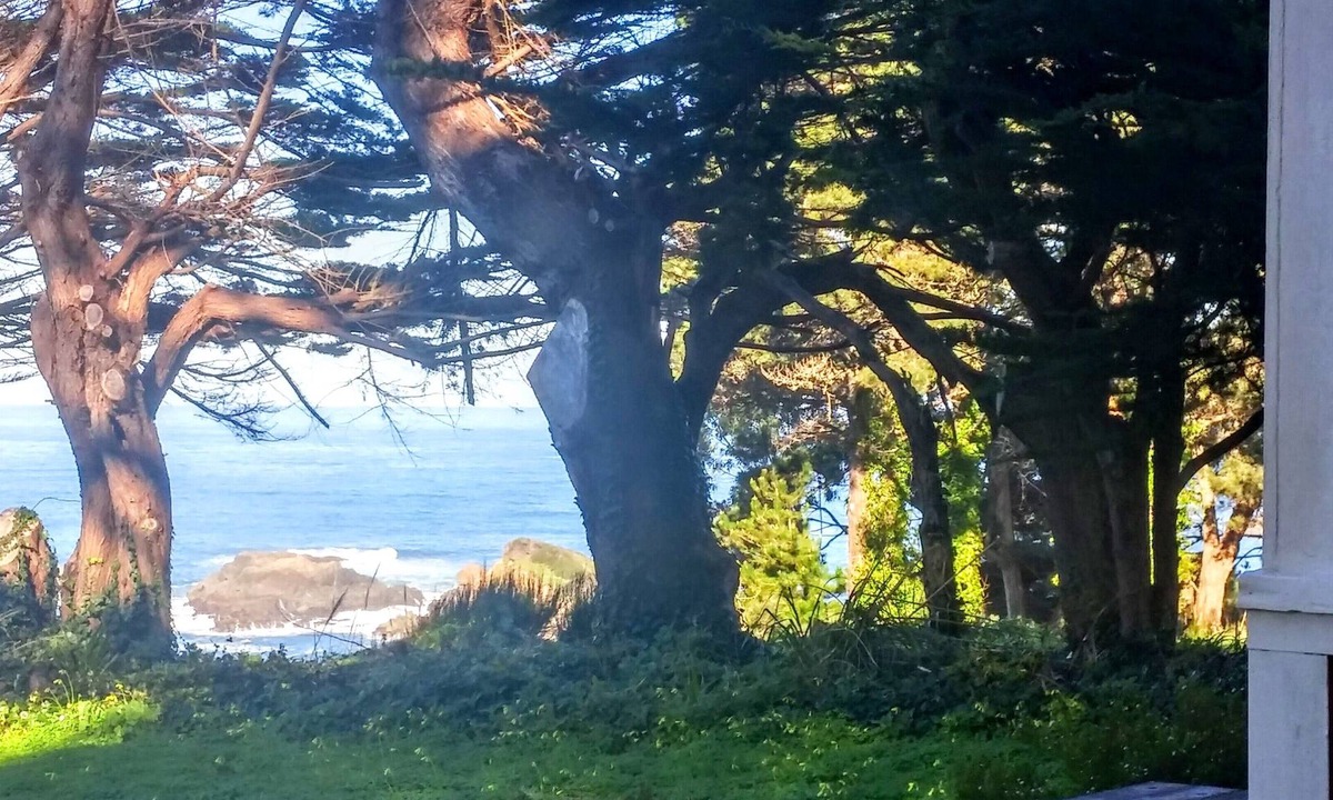 Mendocino House | Mendocino's Historic McCloud House Headland Views on the Edge of the Village