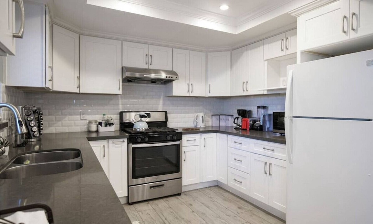 Rosemead House | Mid-Century Charmer BBQ Tesla Charger: Outdoor Patio, High-Speed WiFi, and Parking for Two