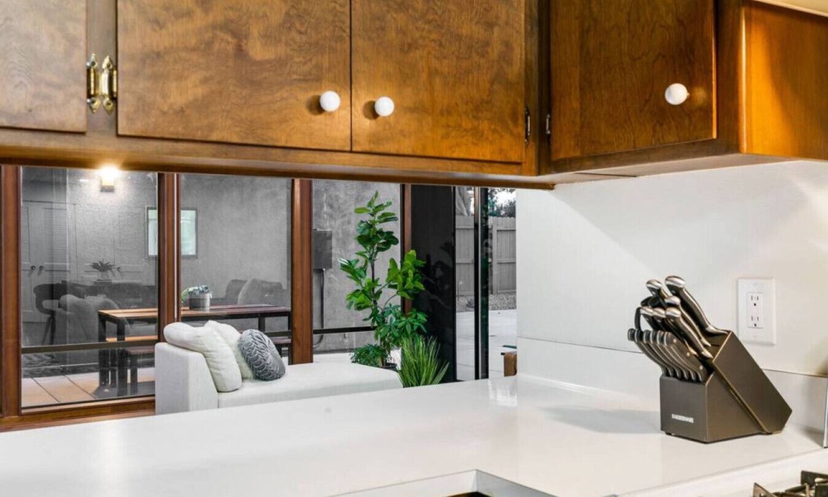 Southwestern Sacramento House | Mid-Century-Modern Airport View Home Hot Tub