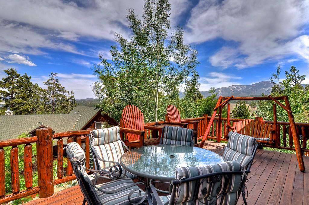 Castle Glen Estates House | Mighty Bear Manor by AvantStay Elevated Cabin w/ Pine Tree Views, Hot Tub & Pool Table