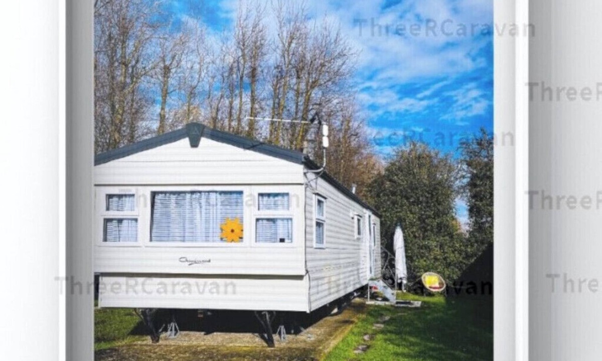 Selsey House | Mindful caravan stay w/one suitcase. Sleeps ≤4. Garden seating, TV-detox + WiFi.