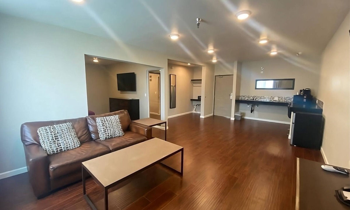 Torrance Hotel | Minutes Away from Torrance Beach and Hermosa Beach! FREE On-site Parking!