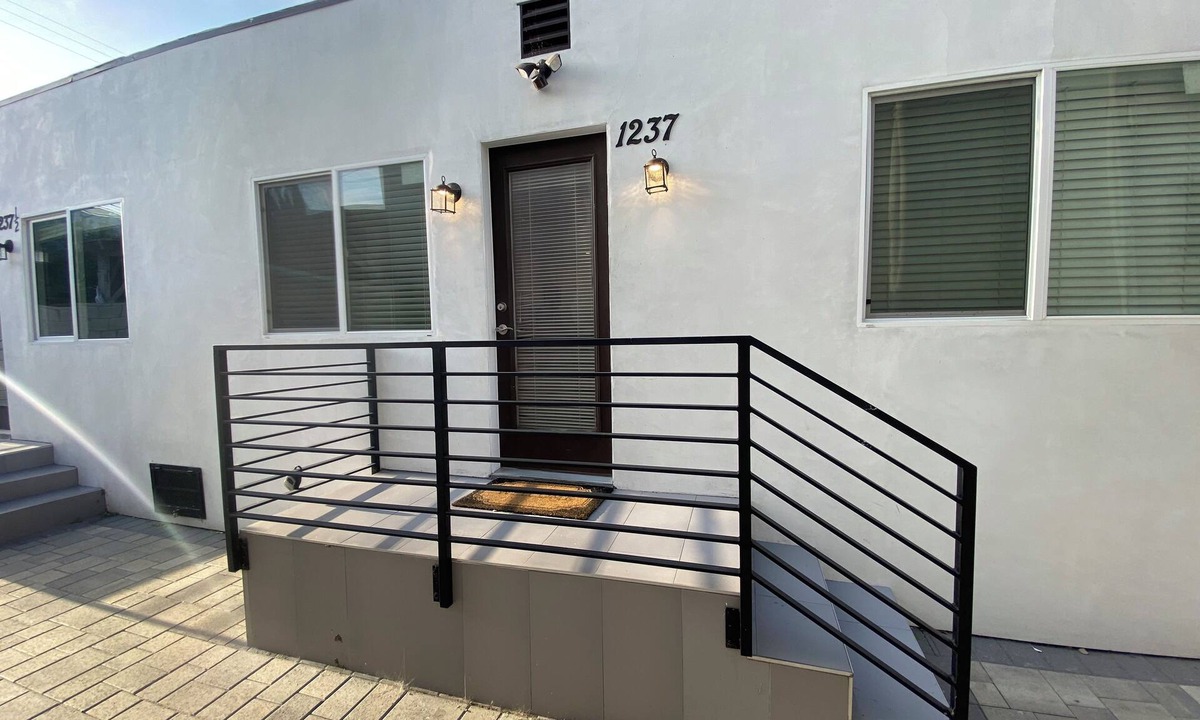 Windsor Square Hotel | Miracle Mile Chic 1 BR Bungalow Apt + Parking