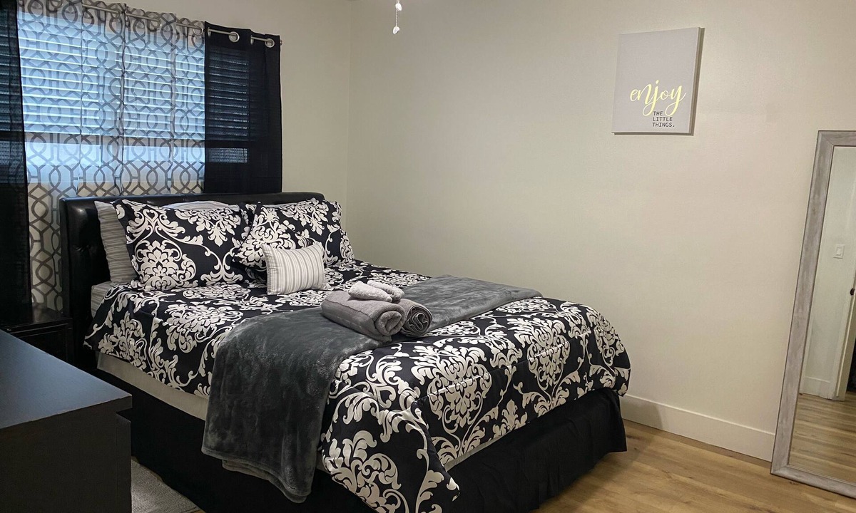North Hollywood Condo | Modern 2/1 Creative Space