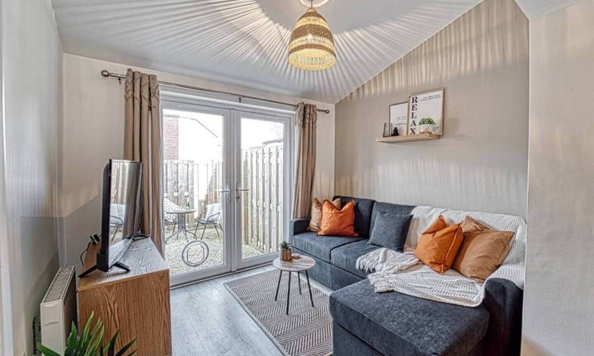 Tewkesbury Apartment | Modern 2-Bed Tewkesbury Apartment + Parking Space