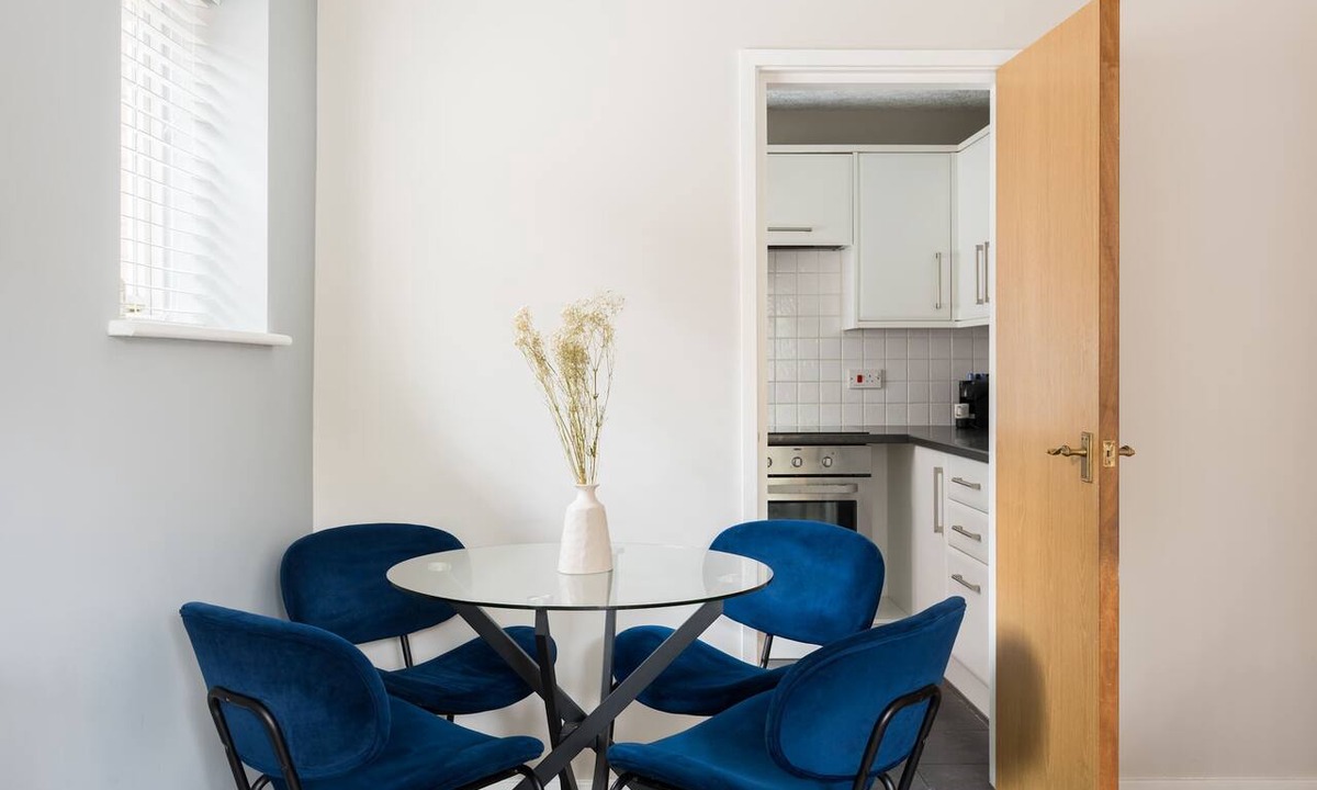 Leamington Spa Apartment | Modern | 2 Bed | Chestnut Court Leamington Spa