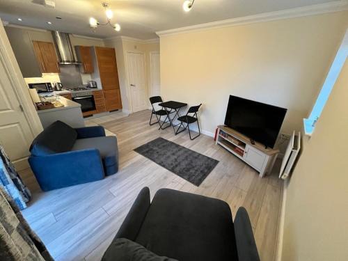 Harlington Apartment | Modern 2BR 2BA, Free Parking, 8 to 15 mins from any Heathrow Terminal