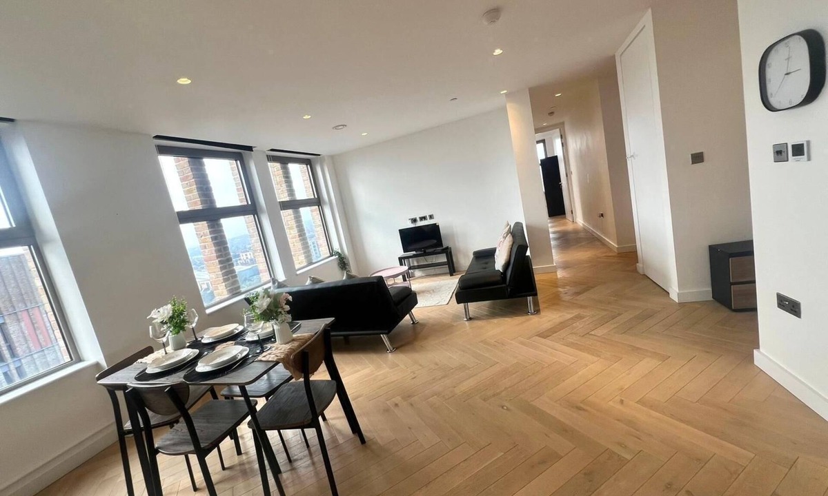 Dudden Hill Apartment | Modern 3BR London Apartment | 2Bathrooms | AC | Lift | Ideal for long stays