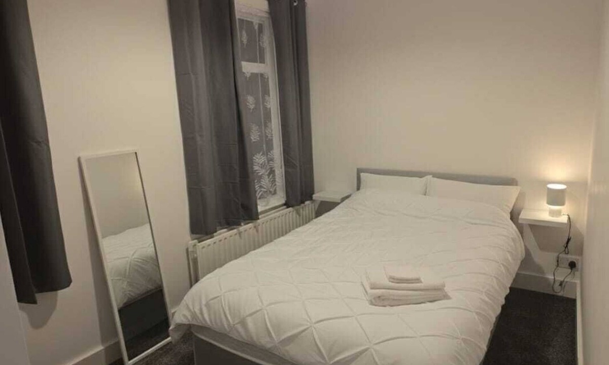 Belvedere House | Modern 4-Bed House with Parking, Perfect for families, Groups & Contractors