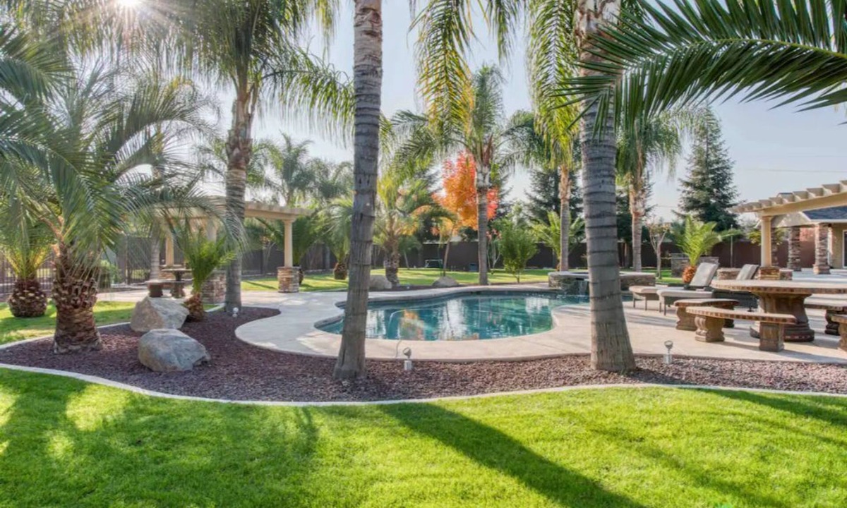 Reedley House | Modern 4-bedroom Villa w/Pool/Spa & Private Park