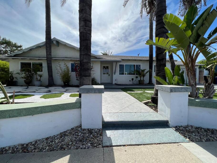 Casa Conejo House | Modern 4 King Beds, Beautiful Large Backyard, Golf, WFH, Long Stays, WI-FI, FWY, 25 mins to Beach