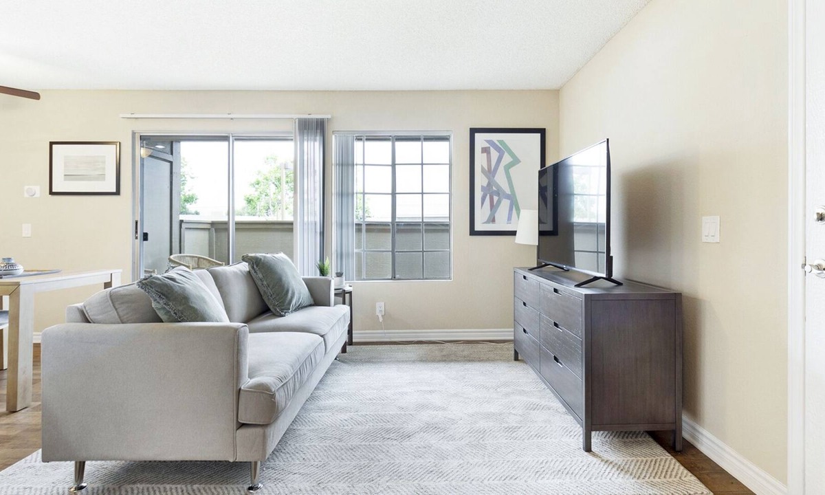 Los Serranos Apartment | Modern Apartment in Prime Location (ID8313X81)