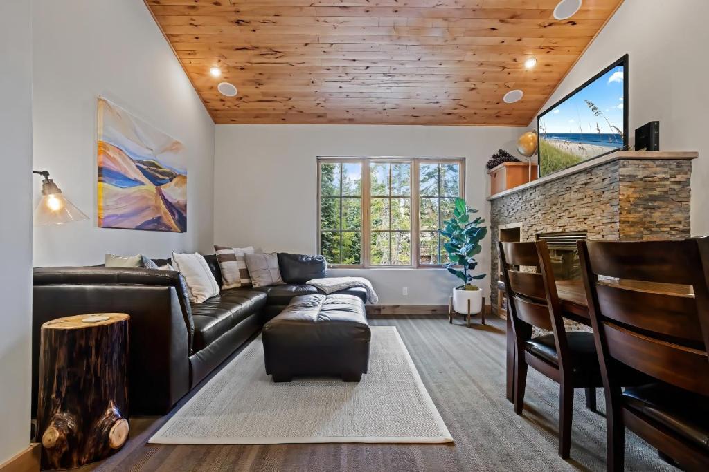Bear Valley Apartment | Modern Condo - EV Plug In - SM 301