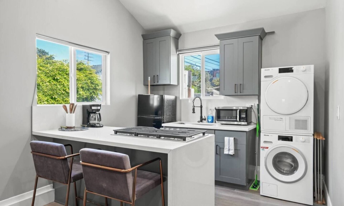 McLaughlin House | Modern & Cozy Guest House Studio PET Friendly Parking