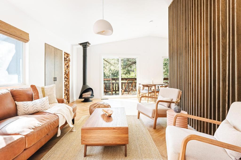 Twin Peaks House | Modern Designer Cabin, Newly Renovated, EV Charger, Arcade, Kids Bunkbed, Minutes to Lake Arrowhead and Lake Gregory