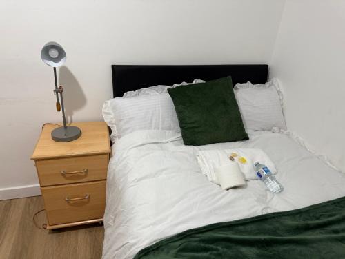 Dartford House | Modern double bed - Central Dartford - Free Parking