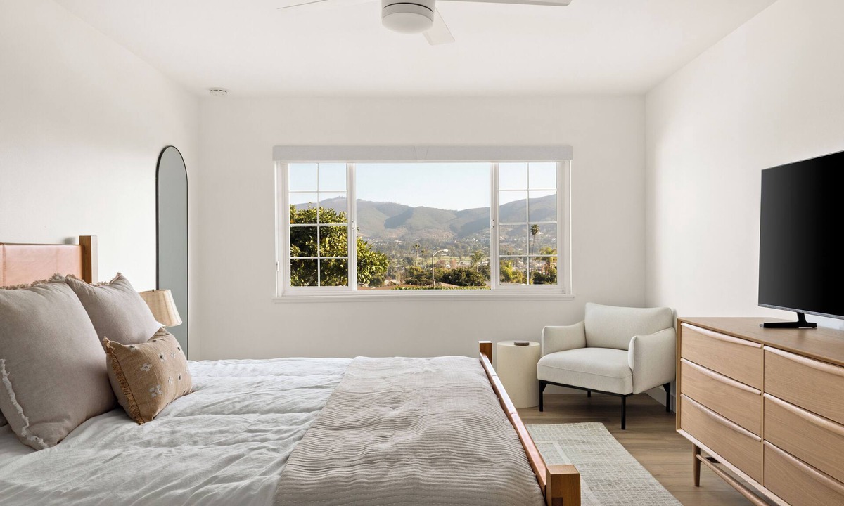 San Marcos House | Modern Escape w/Views. Walk to Lake, Resort, Golf & Dining. Pet Friendly
