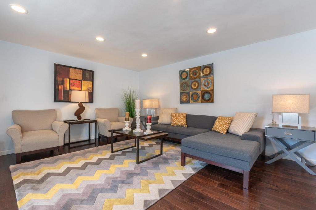 Studio City House | Modern Guest House Nestled in the Hollywood Hills with huge deck and WOW views!
