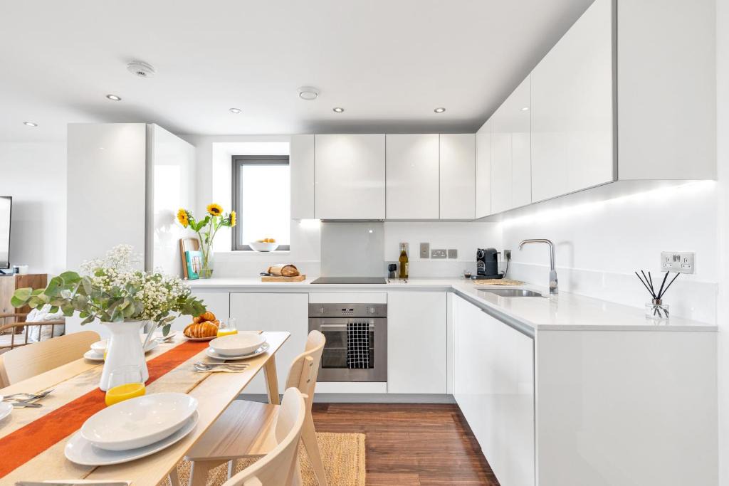 South Bermondsey Apartment | MODERN LUXE APT just 10 MINS from TOWER BRIDGE! EASY ACCESS TO TUBE AND BUS