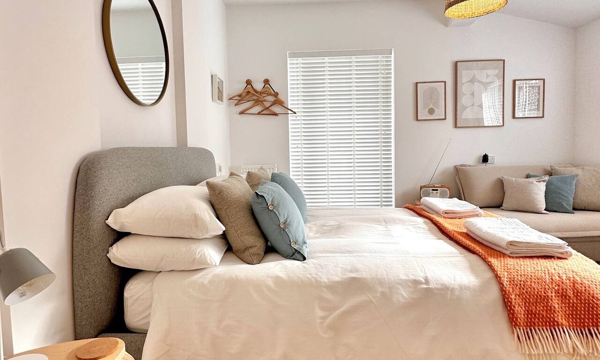 Emsworth Bed & Breakfast | Modern luxury 5* rated kingsize bed guest suite near the sea and close to A3/M27