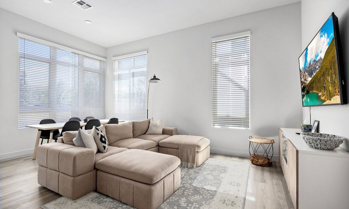Santa Ana Condo | Modern Luxury Apt- South Coast Plaza/JWA/Disney