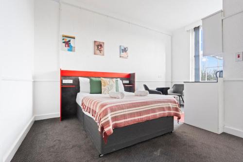 Dudley Apartment | Modern Self-Contained Studio in Dudley with Parking close to Town Centre