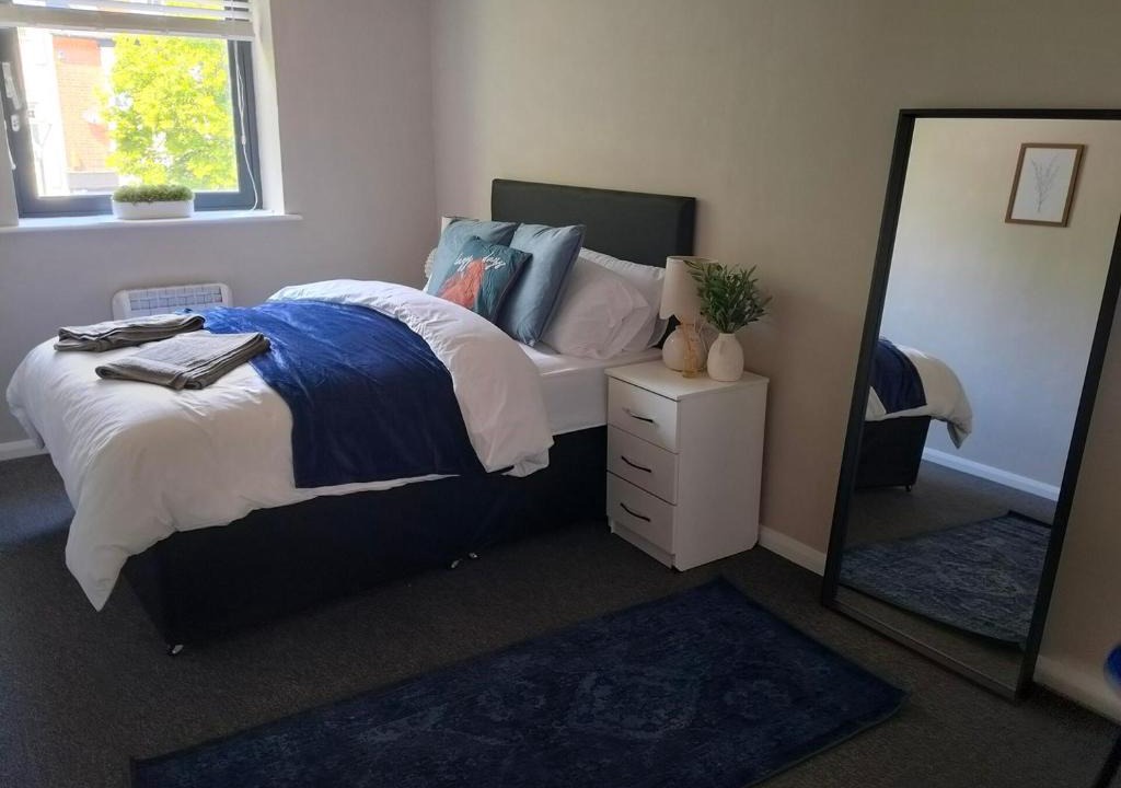 Bramcote Apartment | Modern Single-Floor Apartment - Sleeps 8