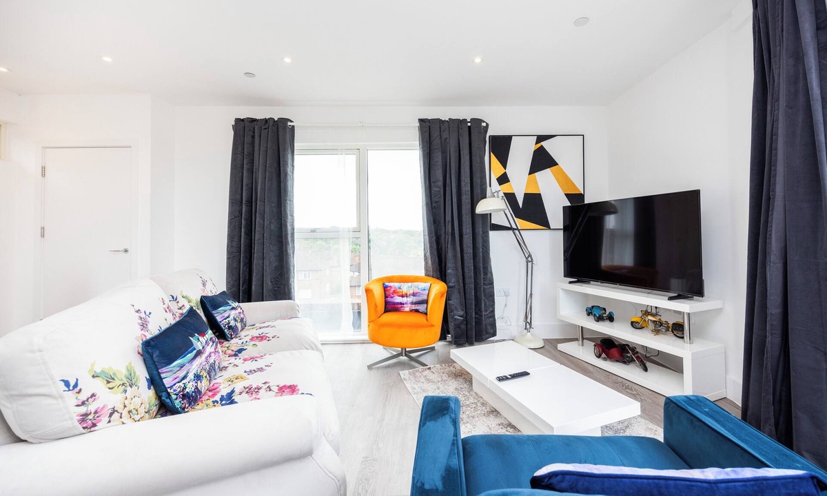 Finchley Church End Apartment | Modern split level Apartment With Living room and Bedroom Balconies And Parking