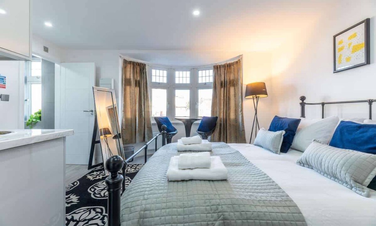 Epsom Condo | Modern Studio Close to London, EV Charger