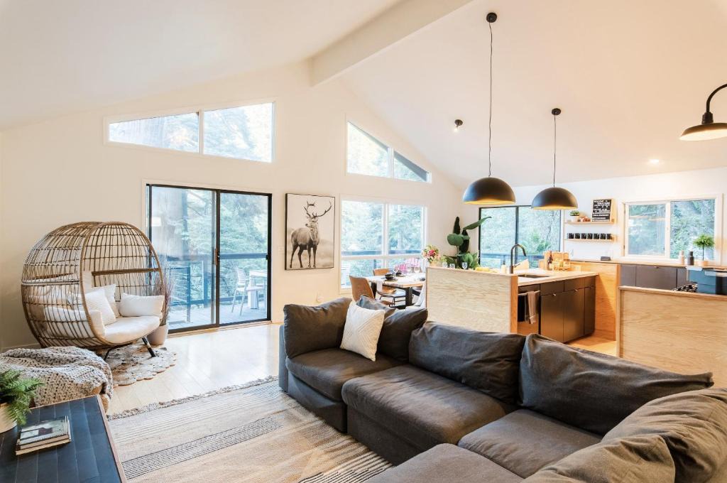 Arrowhead Villas House | Modern Treetop Cabin by Lake Arrowhead Village