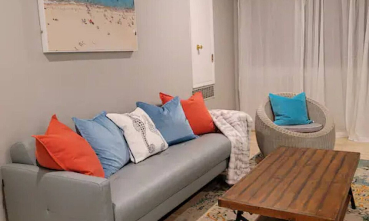University South Condo | Modern Tropical Vacation Home, Palo Alto/Stanford #655