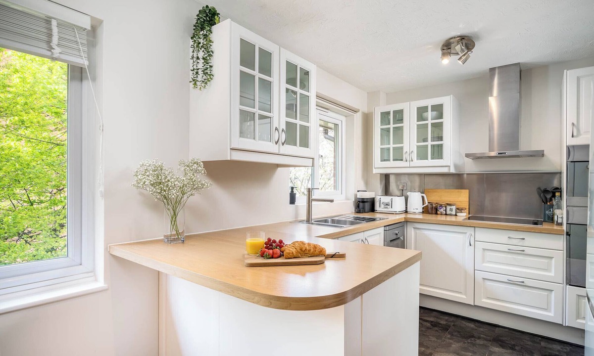 South Bermondsey Apartment | Modern two bedroom flat with parking