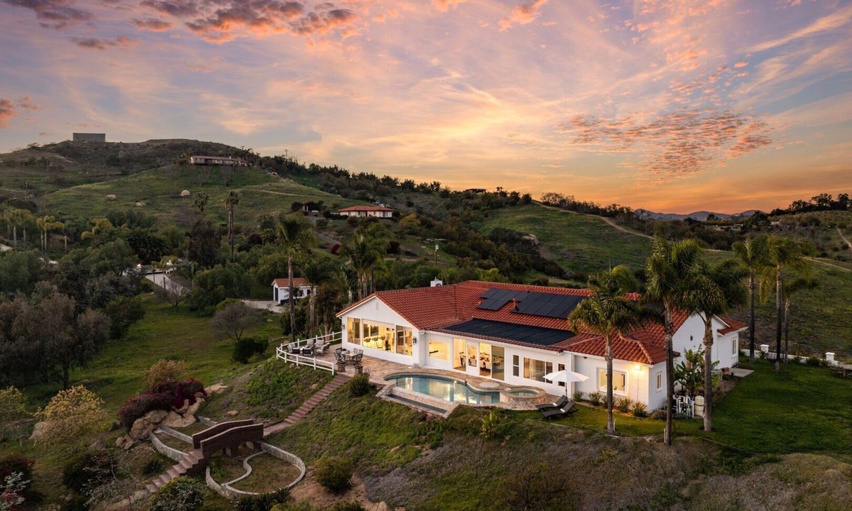Fallbrook House | Monserate | Wine Country w Infinity Pool + Views