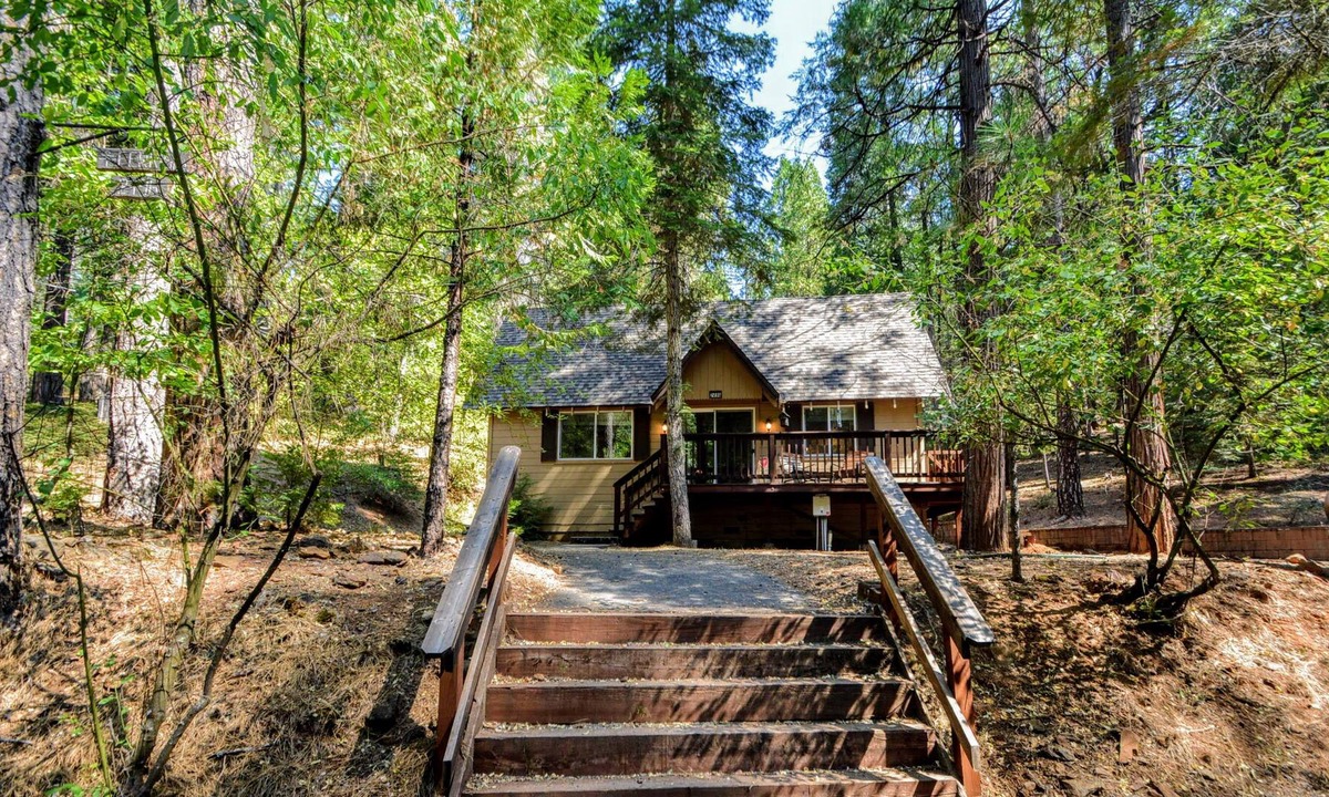 Arnold Cabin | MOOSE MANOR - PRIVATE SETTING W/FREE ACCESS TO FLY-IN LAKE