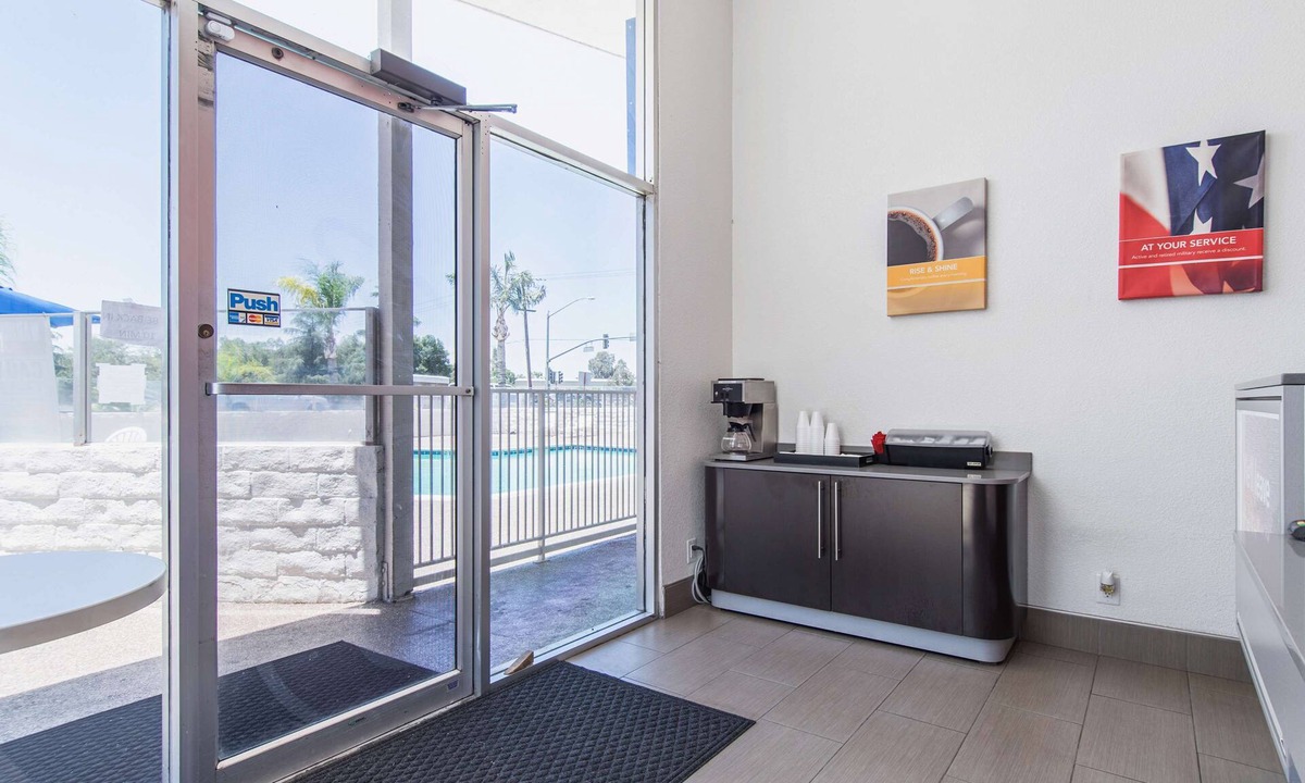 Oleander - Sunset Hotel | Motel 6 Bakersfield, CA - Central