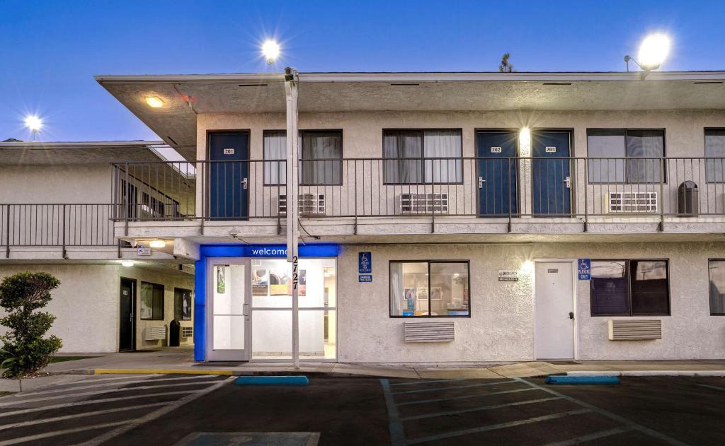 Pumpkin Center Hotel | Motel 6-Bakersfield, CA - South