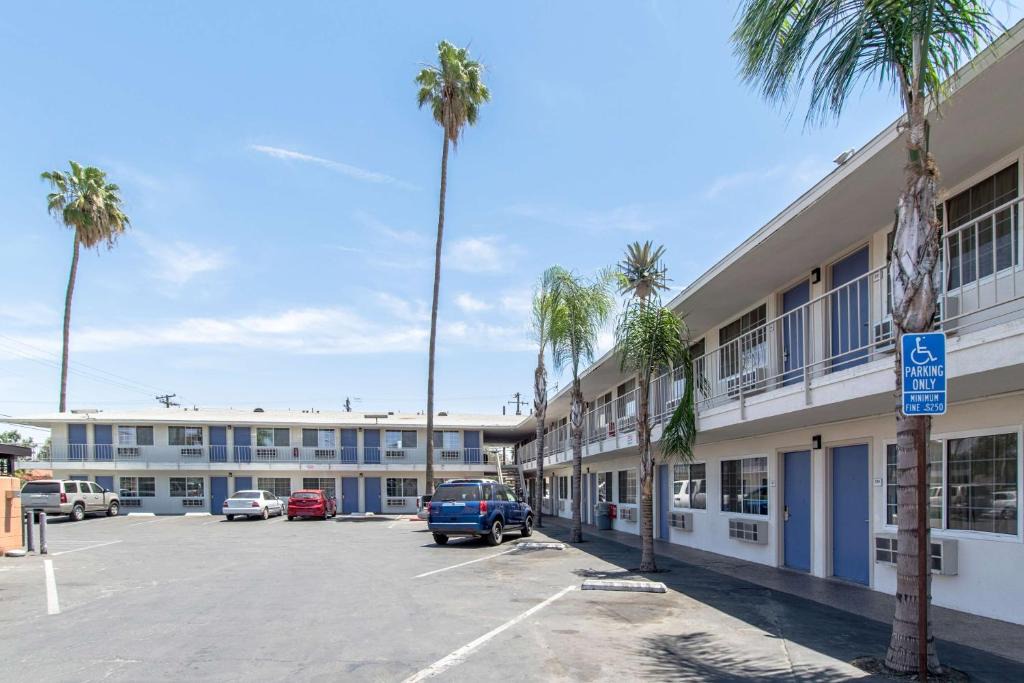 Oleander - Sunset Hotel | Motel 6 Bakersfield